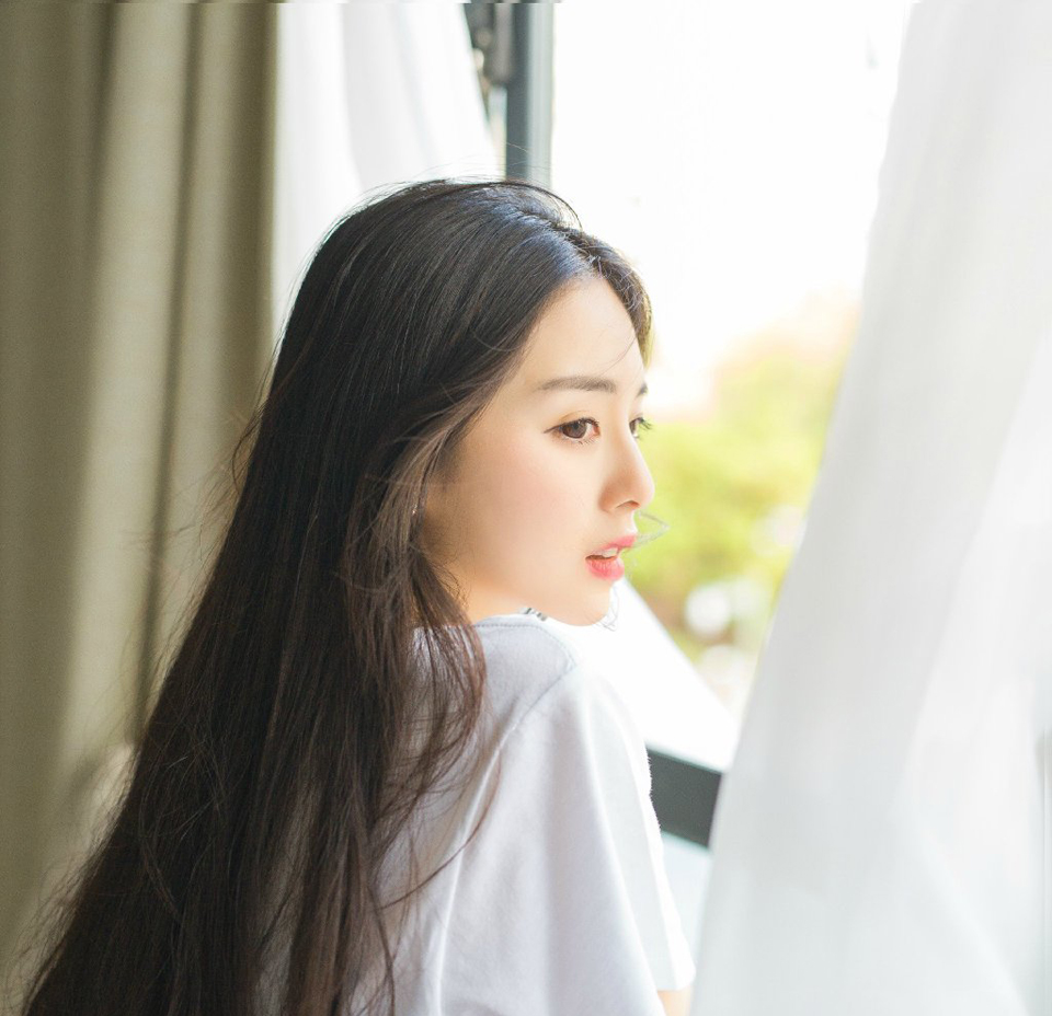 清晨，空气中带着几分湿冷，令人分外难受，庞统站在刺史府外，有些无奈的狠狠地瞪了法正一眼，在他身后，邓贤、泠苞等人则是对着张松一群益州世家怒目而视，刘璋已经失去了一切，此前终究君臣一场，就算刘璋当时做的不地道，但如今蜀中已经败亡，刘璋也不再是君主，这些人怎就不依不饶。